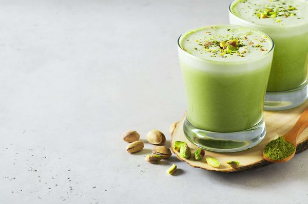 Quelles sont les meilleures méthodes pour préparer des boissons à base de matcha dans un tea shop?